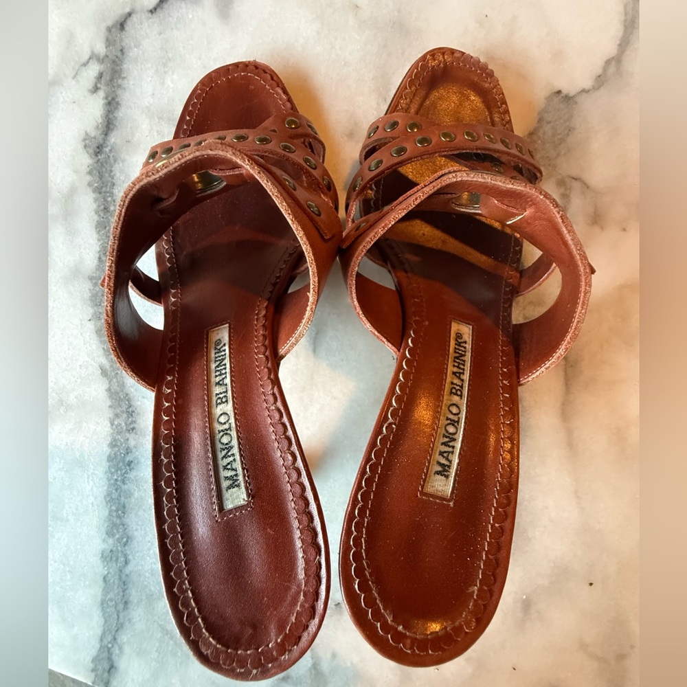 Manolo Blahnik cognac leather peep toe kitten heel sandals with brass studs 36.5 - Picture 4 of 6